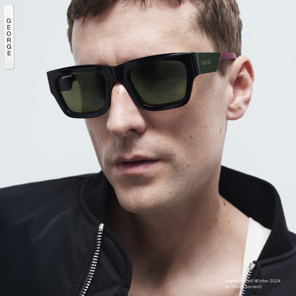 Homme portant des lunettes de luxe modernes, affichant un style personnel audacieux et confiant.